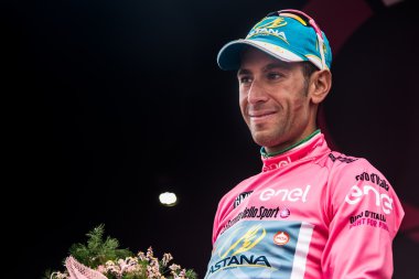 Torino, İtalya 29 Mayıs 2016; Vincenzo Nibali, Tur, İtalya genel Classificattion kazandıktan sonra 2016, final podyum pembe Jersey'deki Astana Team.