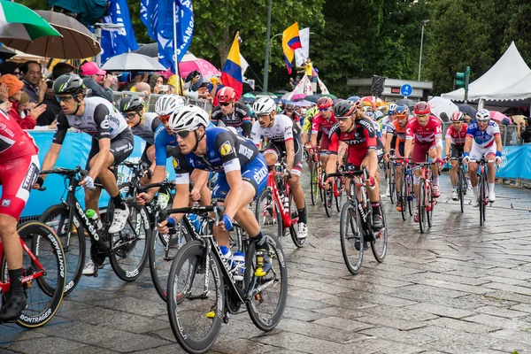 Turín, Italia 29 de mayo de 2016; Grupo de ciclistas profesionales acelera en la última vuelta del circuito urbano de Turín — Foto de Stock