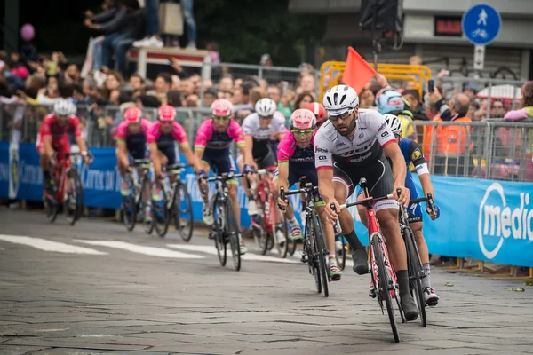 Turín, Italia 29 de mayo de 2016; Grupo de ciclistas profesionales acelera en la última vuelta del circuito urbano de Turín — Foto de Stock