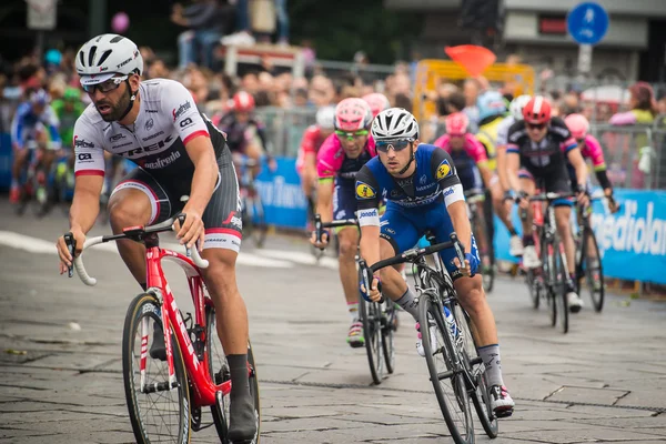 Turín, Italia 29 de mayo de 2016; Grupo de ciclistas profesionales acelera en la última vuelta del circuito urbano de Turín — Foto de Stock