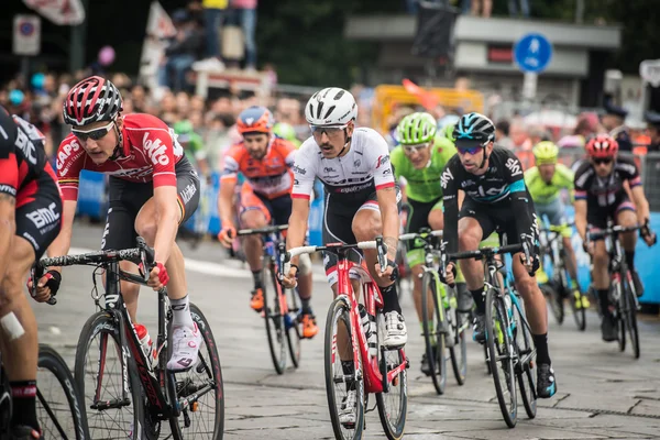 Turin, Italie 29 mai 2016 ; Groupe de cyclistes professionnels accélèrent pour le dernier tour du circuit de rue à Turin — Photo