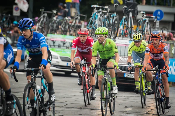 Turín, Italia 29 de mayo de 2016; Grupo de ciclistas profesionales acelera en la última vuelta del circuito urbano de Turín — Foto de Stock
