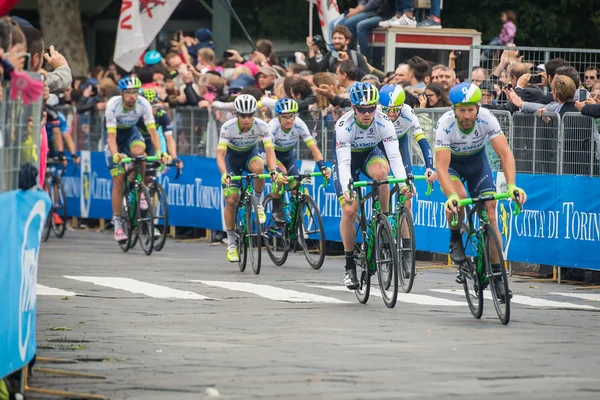 Torino, 29 maggio 2016; Gruppo di ciclisti professionisti accelera per l'ultimo giro del circuito cittadino di Torino — Foto Stock