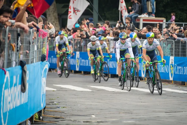 Turin, Italien 29 maj 2016; Grupp av professionella cyklister påskynda för det sista varvet av stadsbana i Turin — Stockfoto