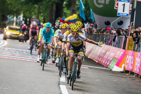 Turín, Italia 29 de mayo de 2016; Grupo de ciclistas profesionales acelera en la última vuelta del circuito urbano de Turín — Foto de Stock