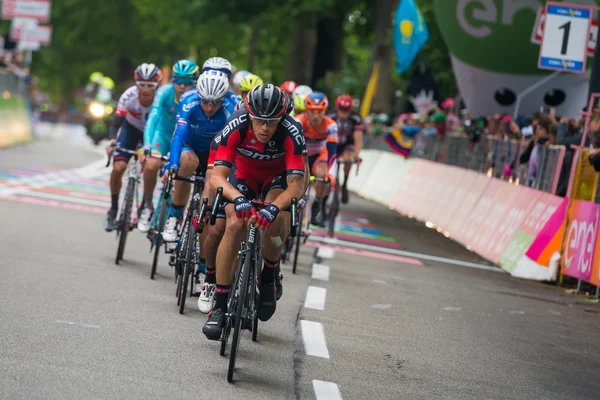 Turín, Italia 29 de mayo de 2016; Grupo de ciclistas profesionales acelera en la última vuelta del circuito urbano de Turín — Foto de Stock