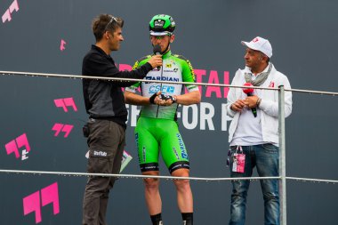 Cuneo, İtalya 29 Mayıs 2016; Profesyonel Bisikletçi 2016 İtalya Turu'nun son etabı öncesi podyumda imzalar