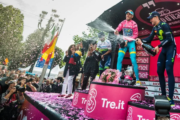 Turino, Italia 29 de mayo de 2016; Vincenzo Nibali en jersey rosa con Alejandro Valverde y Esteban Chaves en el podio final — Foto de Stock