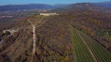 Eski Avusturya tahkimatı ovaya bakan bir tepenin üzerine bırakılmış..