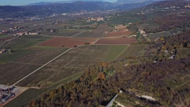 平原を見下ろす丘の上に放棄された古代オーストリアの要塞 — ストック動画