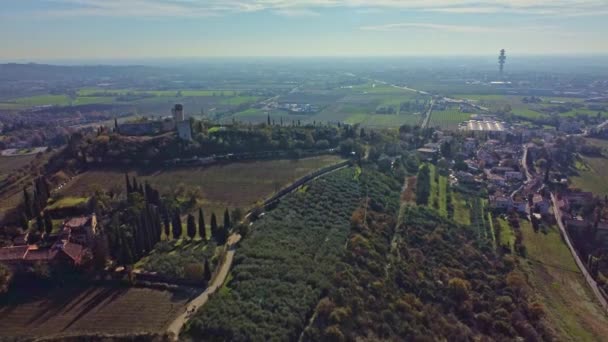 Pandangan Udara Dari Sebuah Kastil Abad Pertengahan Kuno Atas Bukit — Stok Video