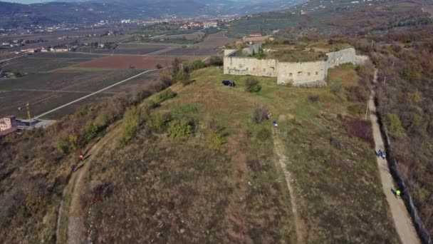 Benteng Austria Kuno Ditinggalkan Atas Bukit Yang Menghadap Dataran — Stok Video