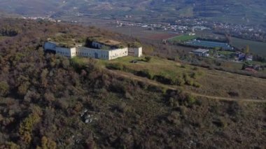 Eski Avusturya tahkimatı ovaya bakan bir tepenin üzerine bırakılmış..