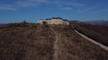 Eski Avusturya tahkimatı ovaya bakan bir tepenin üzerine bırakılmış..