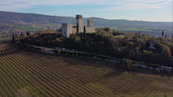 Αεροφωτογραφία Αρχαίου Μεσαιωνικού Κάστρου Στην Κορυφή Ενός Λόφου Θέα Την — Αρχείο Βίντεο