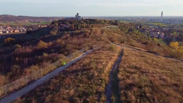 Widok Lotu Ptaka Starożytnego Średniowiecznego Zamku Szczycie Wzgórza Widokiem Równinę — Wideo stockowe