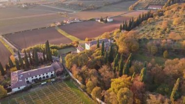 Antik Venedik villaları sonbahar renkleriyle dolu ormanlara gömülmüş..