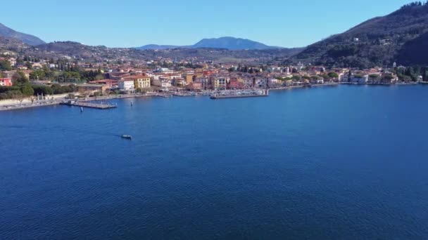 Vista Aérea Agradável Costa Lago Garda Passeio Romântico Perto Cidade — Vídeo de Stock