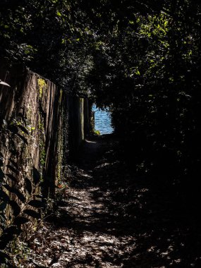 Garda Gölü kıyısının güzel manzarası. Güneşli bir günde adını göle veren Garda kasabasında romantik bir yürüyüş..