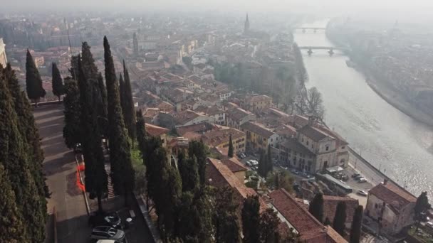 Flygfoto Verona Korsas Floden Adige Och Höljd Vinterdimma — Stockvideo