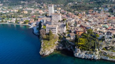 Garda Gölü kıyısındaki Malcesine Ortaçağ Kalesi 'nin inanılmaz hava manzarası.