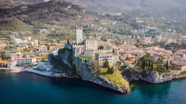Garda Gölü kıyısındaki Malcesine Ortaçağ Kalesi 'nin inanılmaz hava manzarası.