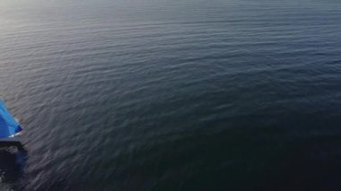 Yalnız yelkenli, güneşli bir günde Garda Gölü 'nün ortasında yelken açar..
