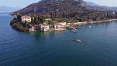 Güneşli bir günde Garda Gölü kıyısındaki antik Punta San Vigilio köyünün havadan görünüşü.