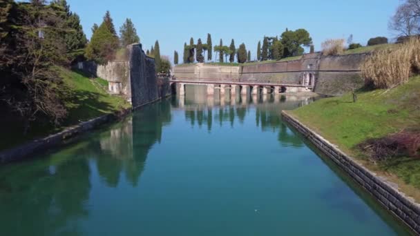 Luftaufnahme Der Antiken Befestigten Stadt Peschiera Dal Garda Geschützt Durch — Stockvideo