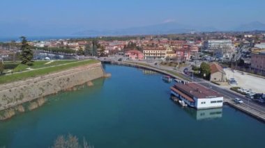 Kudretli Rönesans duvarları ve kanalları tarafından korunan Peschiera dal Garda antik kuvvetlendirilmiş kasabasının havadan görünüşü.