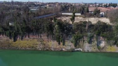 Kudretli Rönesans duvarları ve kanalları tarafından korunan Peschiera dal Garda antik kuvvetlendirilmiş kasabasının havadan görünüşü.