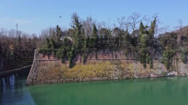 Kudretli Rönesans duvarları ve kanalları tarafından korunan Peschiera dal Garda antik kuvvetlendirilmiş kasabasının havadan görünüşü.