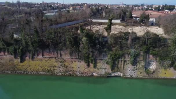 ペスキエーラ ガルダの古代要塞化された町の空中ビュー それを囲む強大なルネサンスの壁や運河によって保護されています — ストック動画