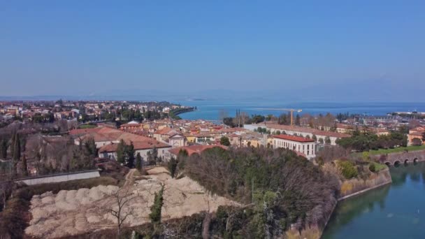 Αεροφωτογραφία Της Αρχαίας Οχυρωμένης Πόλης Peschiera Dal Garda Προστατευμένη Από — Αρχείο Βίντεο