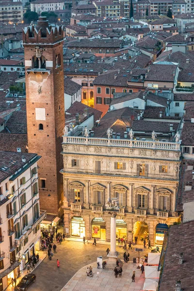 Piazza delle erbe, verona, italien — Stockfoto