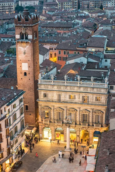 Piazza delle Erbe, Verona, Olaszország — Stock Fotó