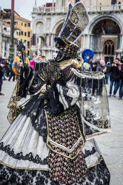 Venice, İtalya - 13 Şubat 2015: Harika maske katılımcı yıllık karnaval kutlamaları