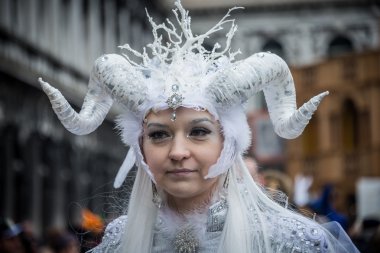 Venice, İtalya - 13 Şubat 2015: Harika maske katılımcı yıllık karnaval kutlamaları