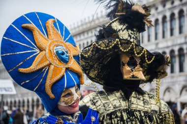 Venice, İtalya - 13 Şubat 2015: Harika maske katılımcı yıllık karnaval kutlamaları