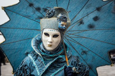 Venice, İtalya - 13 Şubat 2015: Harika maske katılımcı yıllık karnaval kutlamaları
