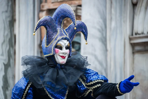 Venecia, Italia - 13 de febrero de 2015: Una maravillosa máscara participante de las celebraciones anuales del carnaval — Foto de Stock