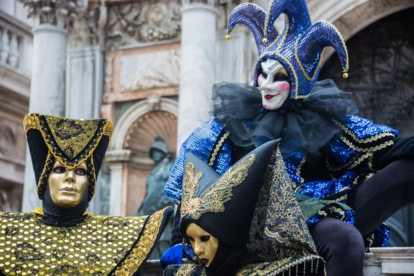 Wenecja, Włochy - 13 lutego 2015: Uczestnik wspaniałego maska rocznych obchodów karnawałowych — Zdjęcie stockowe
