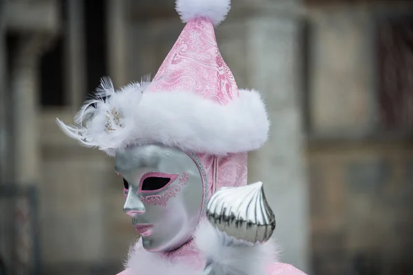 Venezia, 13 febbraio 2015: Una meravigliosa maschera partecipante alle celebrazioni annuali del carnevale — Foto Stock