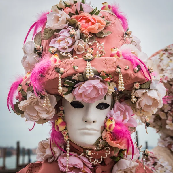 Venice, Italië - 13 februari 2015: Een prachtige masker deelnemer van de jaarlijkse viering van de carnaval — Stockfoto