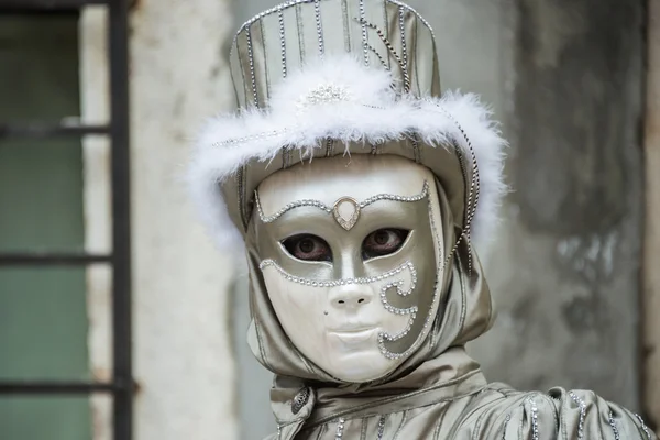 Veneza, Itália - 13 de fevereiro de 2015: Uma maravilhosa mascara participante das celebrações anuais do carnaval — Fotografia de Stock