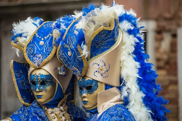 Venice, Italië - 13 februari 2015: Een prachtige masker deelnemer van de jaarlijkse viering van de carnaval — Stockfoto