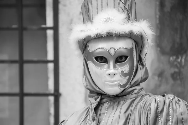 Venezia, 13 febbraio 2015: Una meravigliosa maschera partecipante alle celebrazioni annuali del carnevale — Foto Stock