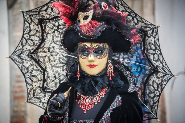 Veneza, Itália - 13 de fevereiro de 2015: Uma maravilhosa mascara participante das celebrações anuais do carnaval — Fotografia de Stock