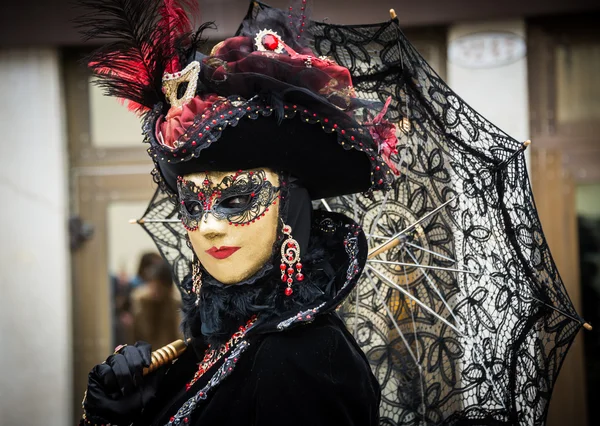 Venice, Italië - 13 februari 2015: Een prachtige masker deelnemer van de jaarlijkse viering van de carnaval — Stockfoto
