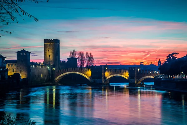 O rio Adige que atravessa Verona ao pôr-do-sol Imagens Royalty-Free
